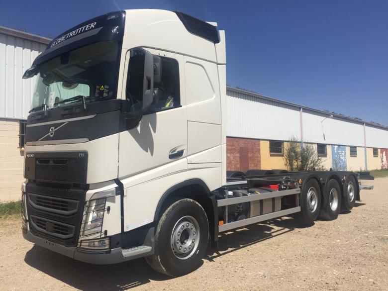 Volvo FM “Tridem” - Twist-Lock + Plataforma Elevadora