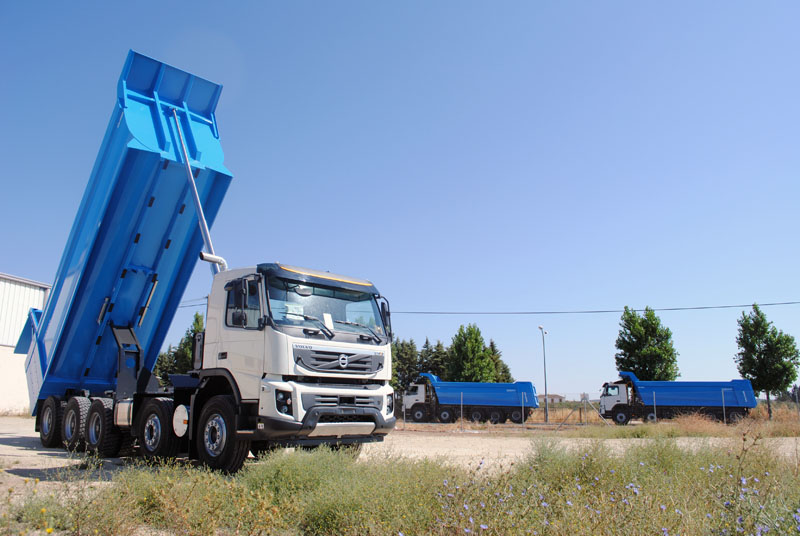 HERMONT completa la entrega de 3 vehículos Volvo 10x4 Basculante