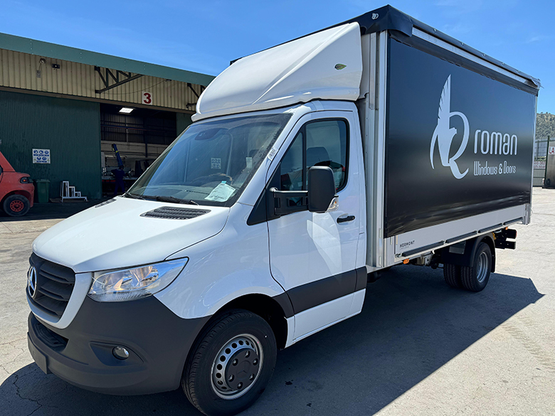 Mercedes Sprinter + Caja abierta de laterales abatibles (semi-lonas)