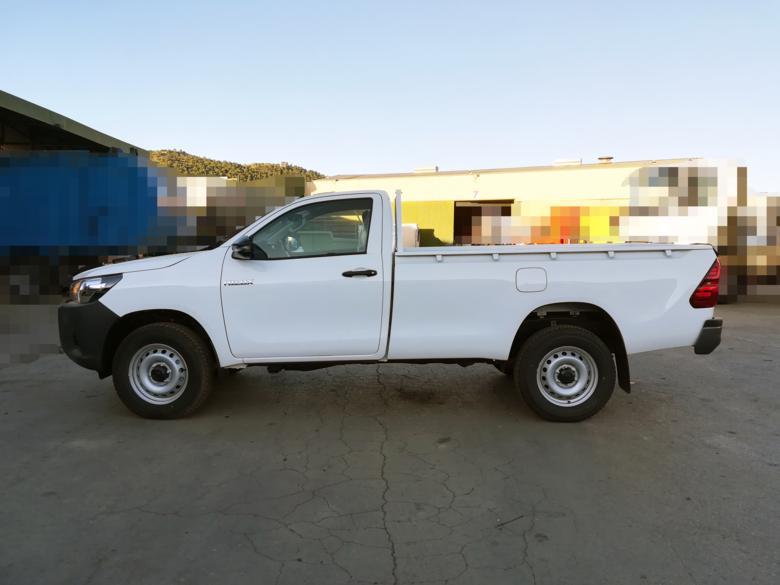 TOYOTA HILUX + FASSI MICRO M20A.3 + CAJA FIJA LATERALES ALUMINIO + GANCHO DE REMOLQUE